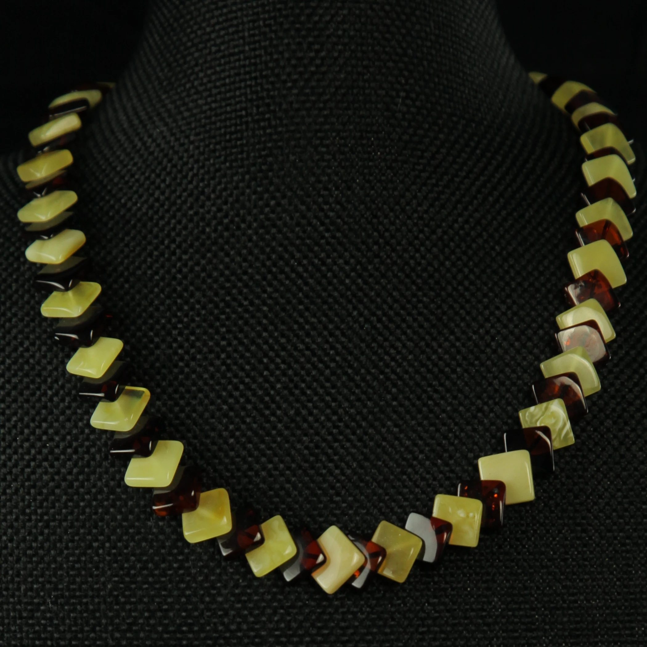 Янтарные бусы