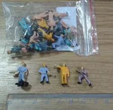 Cubo de escalera pintado con figuras de personas, 25x1:87