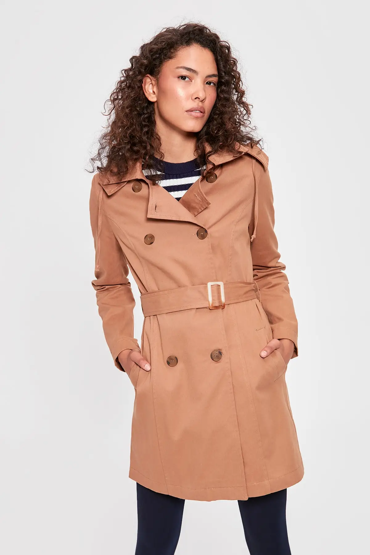 Тренч Trendyol Camel с капюшоном и аркой TWOAW20TR0024
