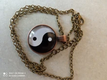 Colgante clásico de Tai Ji Yin Yang, collar con gemas de cristal chapadas en plata, color blanco y negro, señal de taoísmo chino