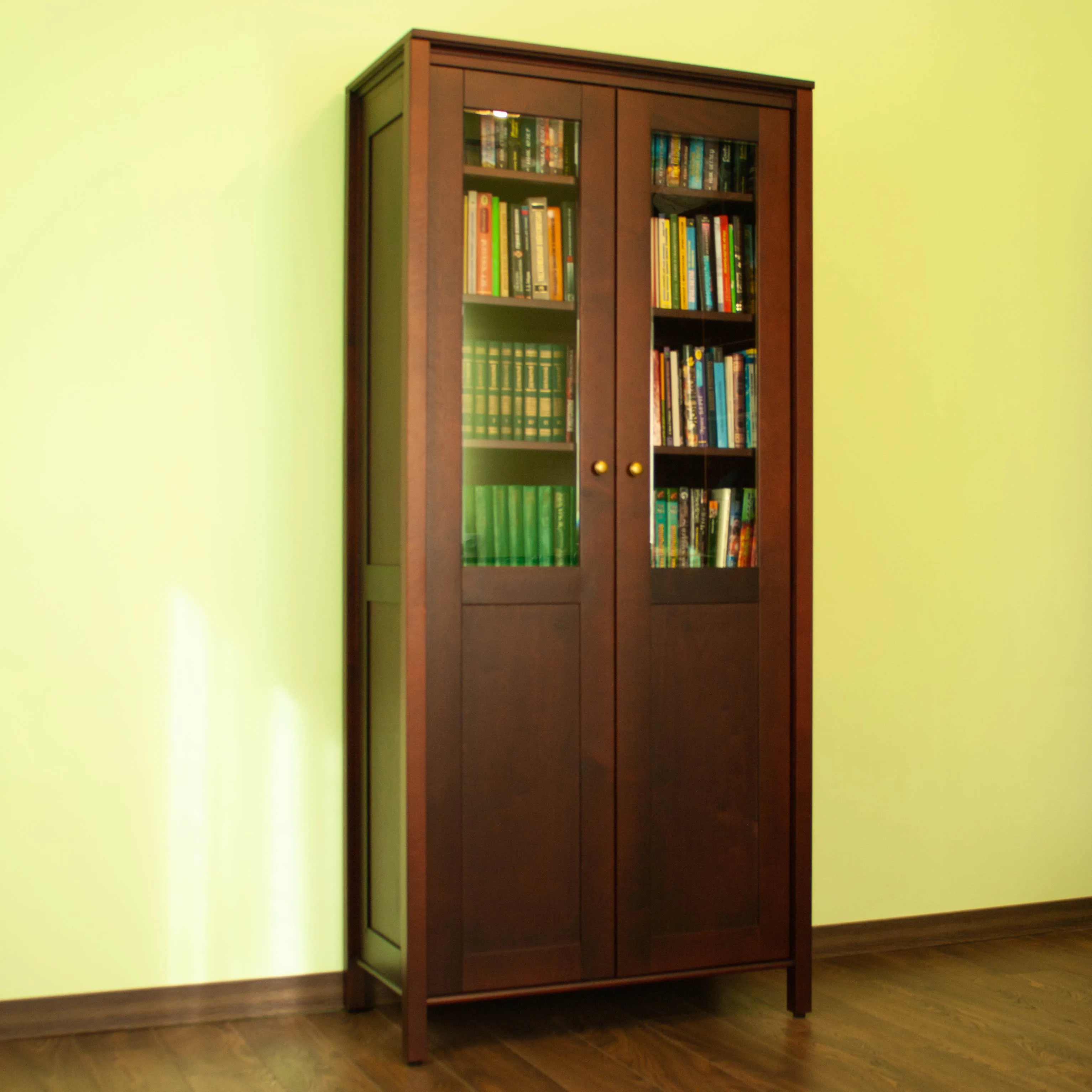 Купить книжный шкаф массив. Книжный шкаф. Книжный шкаф из массива дерева. Массивный книжный шкаф. Шкафы книжные со стеклом массив.