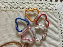 Mosquetón Multicolor de aleación de aluminio con forma de corazón, llavero redondo para acampar, gancho de bloqueo, hebilla, herramientas de escalada al aire libre, Uds.