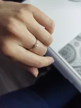 ZHOUYANG-Anillo delicado delgado de estilo minimalista con una mini perla, joyería fina, color amarillo claro dorado