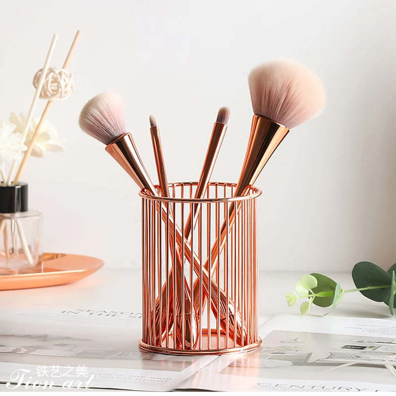 стакан для кисточек. стакан под кисти для макияжа. стаканчик под кисти для макияжа. подставка для косметических кистей. стакан с кисточками.