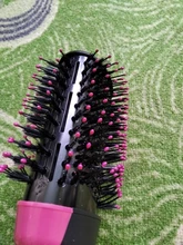 Cepillo que seca y volumiza el pelo de un solo paso, el cepillo produce aire caliente y puede alisar y arizar el pelo