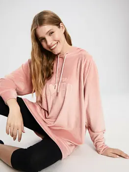 

Writing Embroidered Hooded Velvet Sleepwear Top