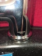 LEDEME-grifo de cocina giratorio de un solo orificio, mezclador de agua de goma de 360 grados, color blanco y negro, L4199