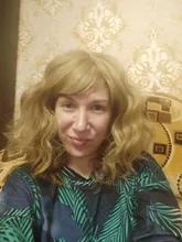 Pelucas sintéticas rizadas para mujeres afroamericanas, pelo de Cosplay de fibra resistente al calor, longitud media, flequillo lateral libre, color rubio Emir