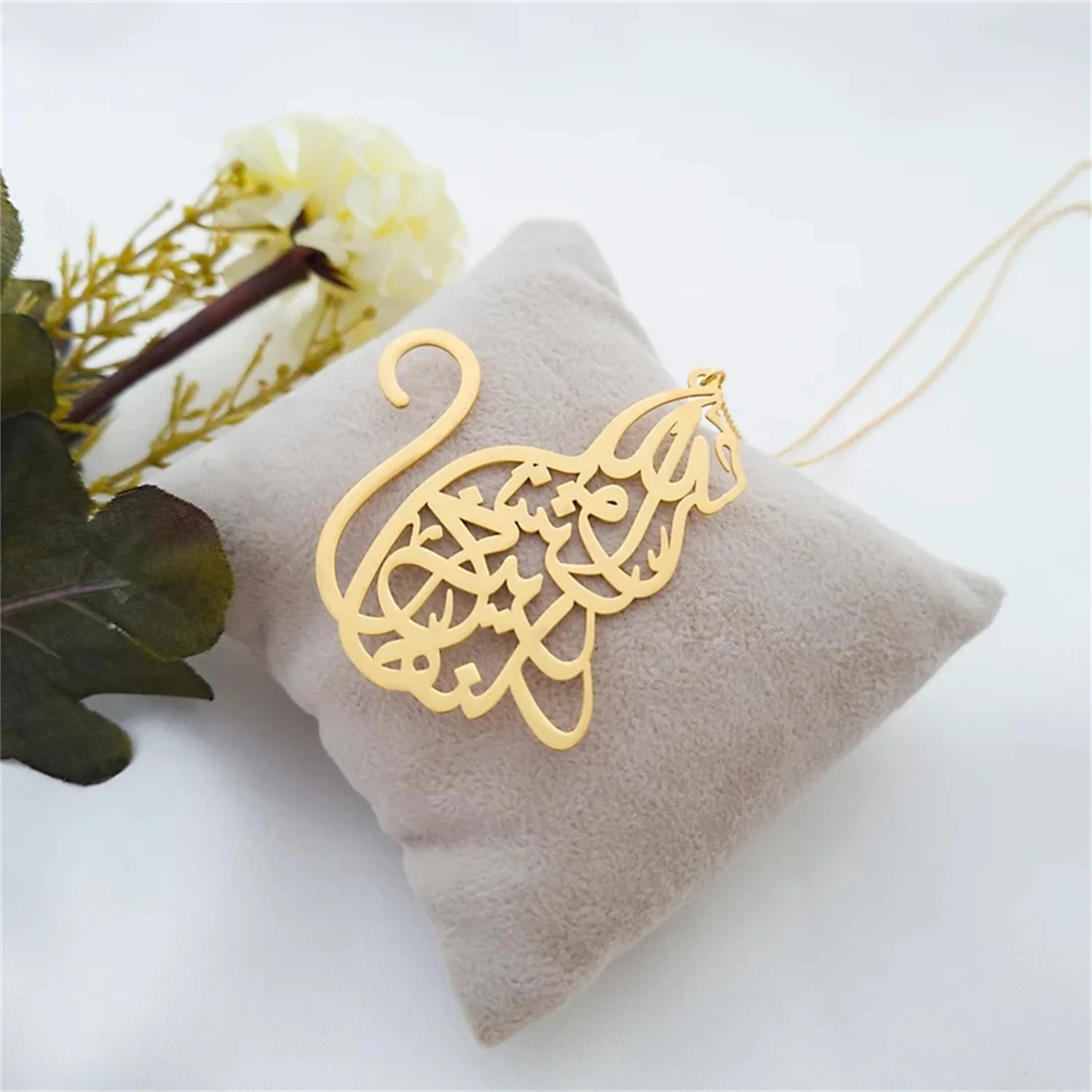 

Custom Arabic Calligraphy Necklace Cat Shape Islamic Calligraphy Personalized Name Pendant Arabic Monogram Nameplate Jewelry