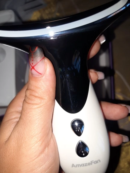 Отзыв о товаре AmazeFan Против морщин на шее Подтяжка для лица и шеи Устройство красоты Светодиодная фотонная терапия Уход за кожей EMS Затянуть шеи Массажер Ум... от пользователя N***a