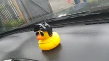Coche pato con casco, colgante de viento roto, pequeño pato amarillo, Motor de bicicleta de carretera, accesorios de ciclismo sin luces