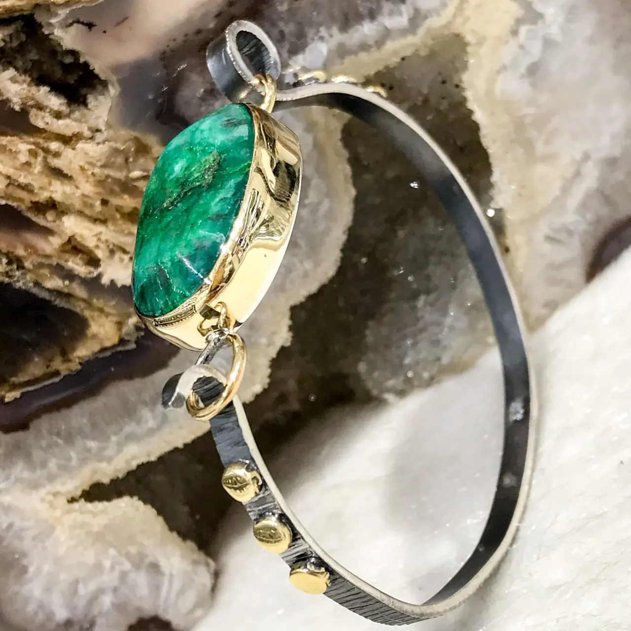 

Natural Emerald Gemstone Oval Cut Hand Generation Authentic Silver Handcuffs Bracelet
