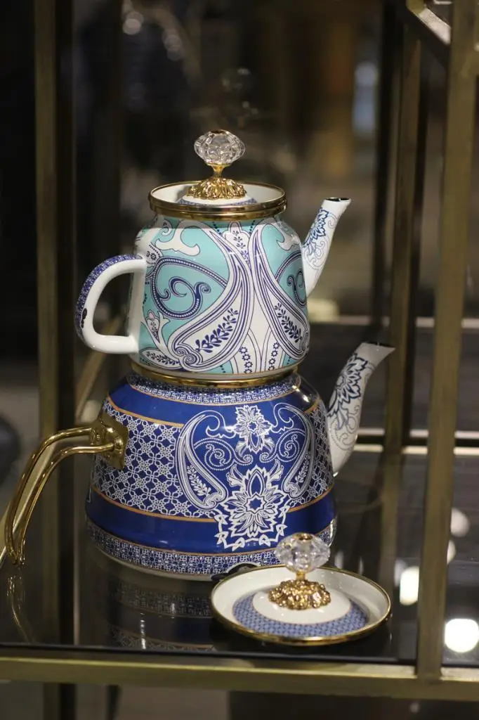 https://ae01.alicdn.com/kf/U6e12cdaa2338453888e3abb14bb55bf4T/Premium-Vintage-antique-enamel-teapot-middle-eastern-european-style-tea-kettle-to-boil-household-kitchen-supplies.jpeg