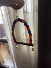 Columpio de madera Natural para loros, jaula colgante con cuentas de colores para pájaros, suministros de campanas, juguetes para mascotas, 1 unidad