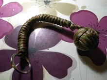 LLavero de seguridad para exteriores, cuerda de seguridad de autodefensa con rodamiento de bolas de acero negro Puño de mono