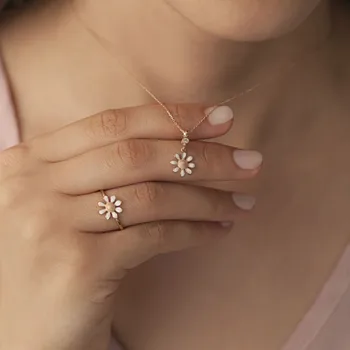 

Daisy Gold Ring 05-150-9YZ398