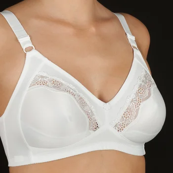 

SELENE, SUJETADOR CECILIA, SUJETADOR CLÁSICO, SIN AROS CON COPA PREFORMADA Y TIRA BORDADA EN EL ESCOTE.