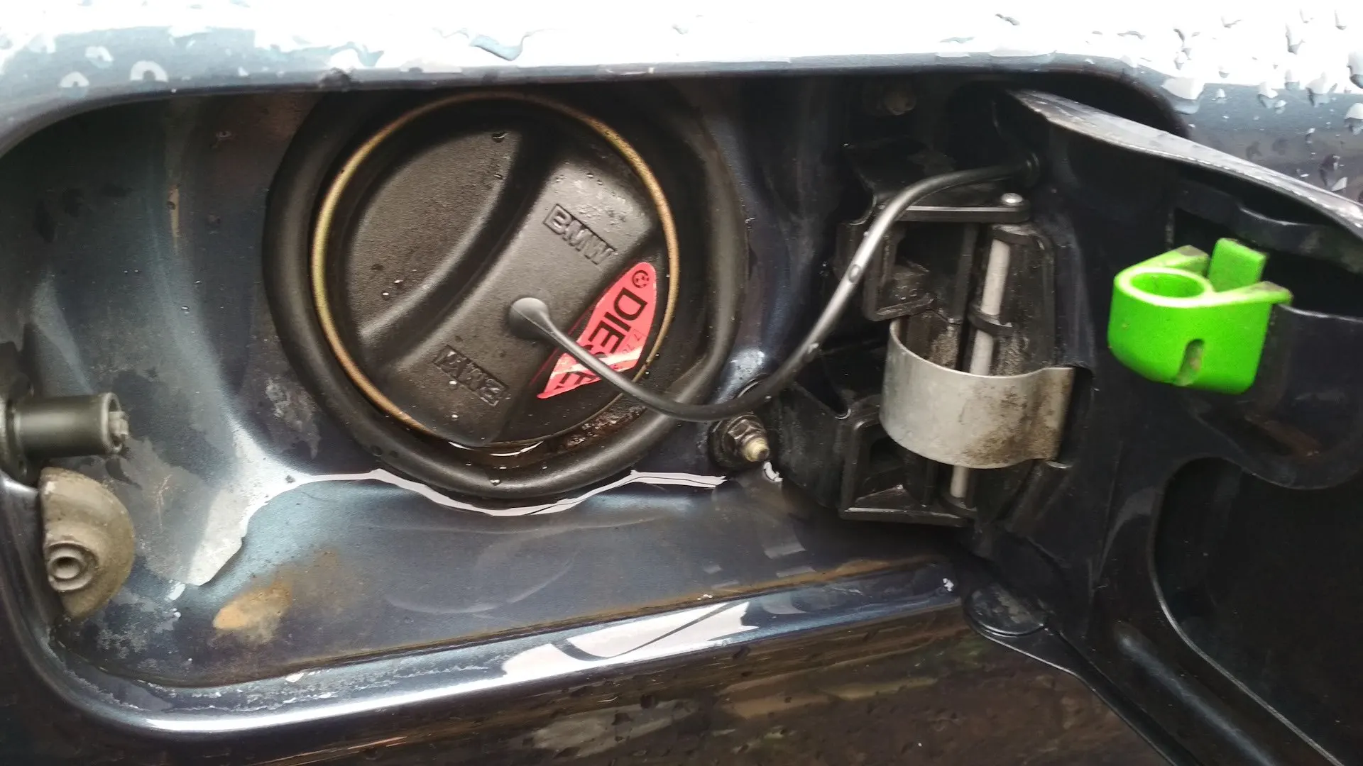 Bmw e46 пахнет бензином