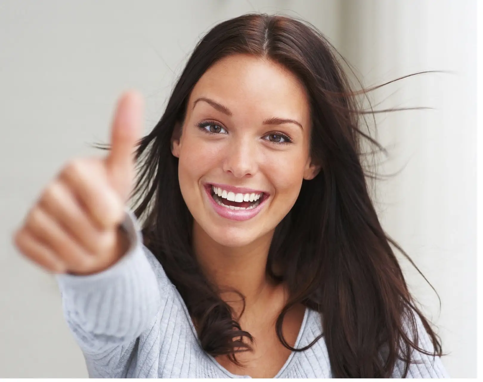 Задумчивая девушка. Афоризмы про вдохновение прикольные. Девушка показывает рукой. Тяжело быть женщиной приходится думать. Не получается быть женщиной.