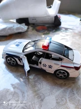 Coche de juguete de aleación fundido a presión M8 para niños, modelo de policía, luz de sonido de simulación, tira trasera de 6 puertas, vehículo de juguete abierto, regalos, 1/32