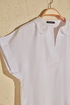 

Trendyol Lace Collar Blouse TWOSS20BZ1410