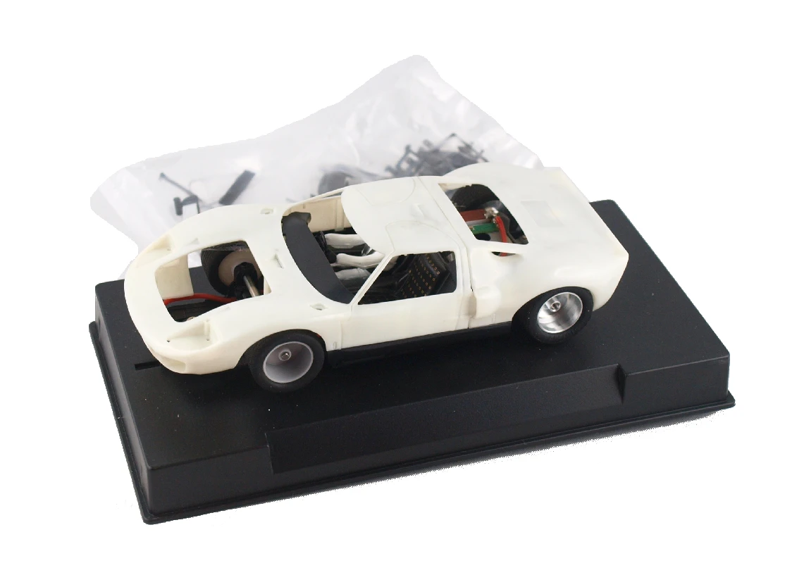 Слот. IT Ford GT40 в неокрашенном комплекте |