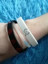 Pulsera deportiva de Anime para hombre, pulsera de silicona de caucho con dibujos animados, brazalete de mano circular para Cosplay, color blanco y negro