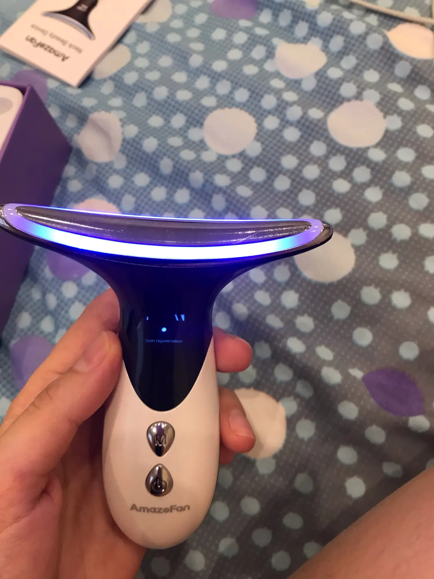 Отзыв о товаре AmazeFan Против морщин на шее Подтяжка для лица и шеи Устройство красоты Светодиодная фотонная терапия Уход за кожей EMS Затянуть шеи Массажер Ум... от пользователя R***r