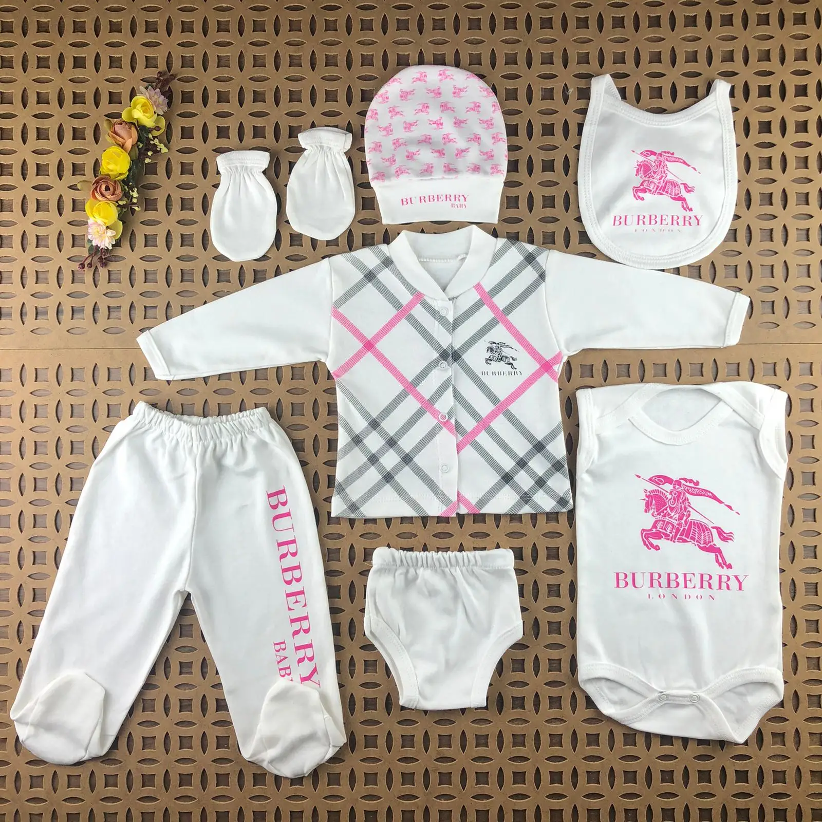 Ensemble Bebe Burberry Coffret Cadeau 7 Pieces Fashions Baby Boutique