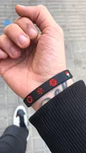 Pulsera deportiva de Anime para hombre, pulsera de silicona de caucho con dibujos animados, brazalete de mano circular para Cosplay, color blanco y negro