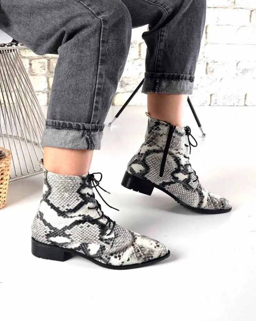

Mosimoso Women's Ankle Height Boot Alesa Black White Snake Pattern Lace Up Zipper Women Boots