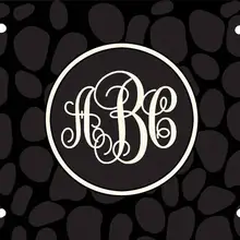 Изготовленная на заказ монограмма с инициалами номерного знака автомобиля