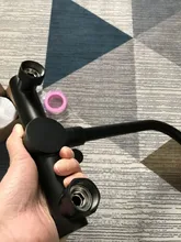 Grifo de cocina negro montado en la pared, un solo Mango, doble orificio, agua caliente y fría