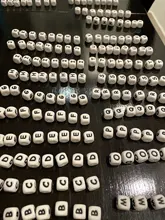 Cuentas de silicona con letras en inglés para dentición de bebé, abalorios de 10mm para manualidades con nombre en cadena de chupete, bolitas de alfabeto masticable, de 100 a 1000 Uds