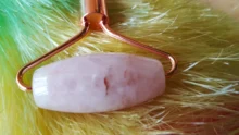 Rodillo de Jade para masaje Facial, rodillo de Jade verde y rosa, piedra Natural, herramientas para el rostro, mentón, cuello, belleza, cuidado de la piel