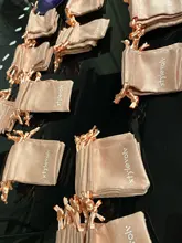 Bolso de diseño de logotipo bolsos con cordones personalizados, embalaje de joyería, elegante, para recuerdo de boda, color rosa, franela, cosméticos, 100