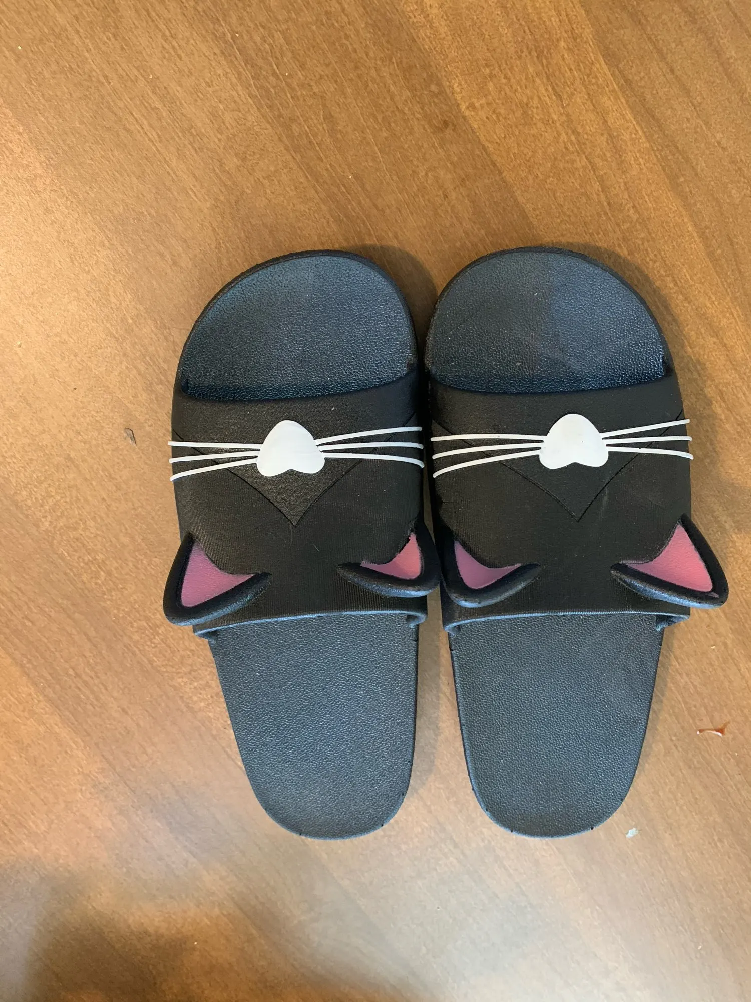 Rock a pair of cute feline-inspired casual slippers and slip on these Women Slippers Cute Cartoon Cat. lolithecat.com