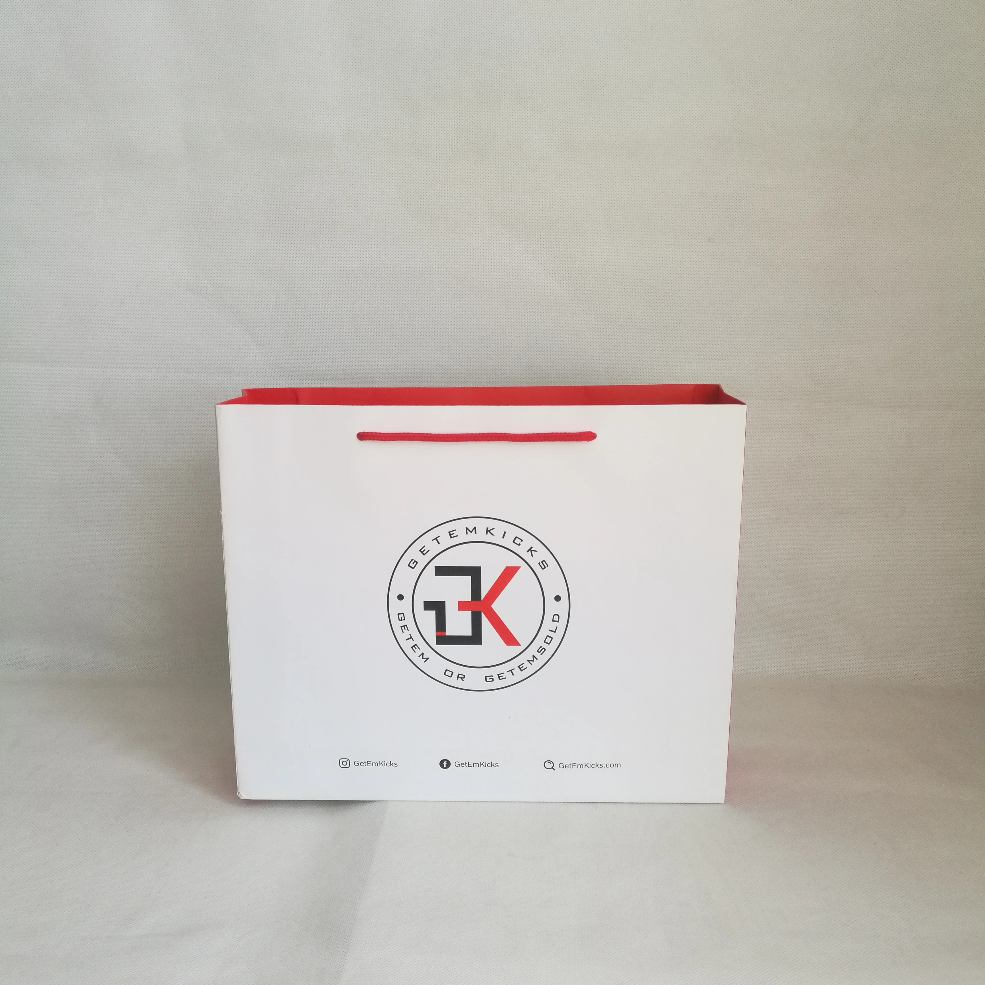 500 шт/партия многоразовый белый матовый Ламинированный Бумажный Хозяйственный Мешок с красной стороной роскошный, из крафт-бумаги мешок для упаковки подарка