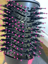Cepillo que seca y volumiza el pelo de un solo paso, el cepillo produce aire caliente y puede alisar y arizar el pelo