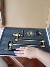 Palanca única dorado cepillado giratorio plegable montado en la pared, grifo de cocina para baño, grifo de rotación de 360, solo agua fría