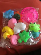 Juguetes flotantes de goma suave para nadar, 10 Uds., animales bonitos de colores, sonido al estrujar, juguetes para bebés