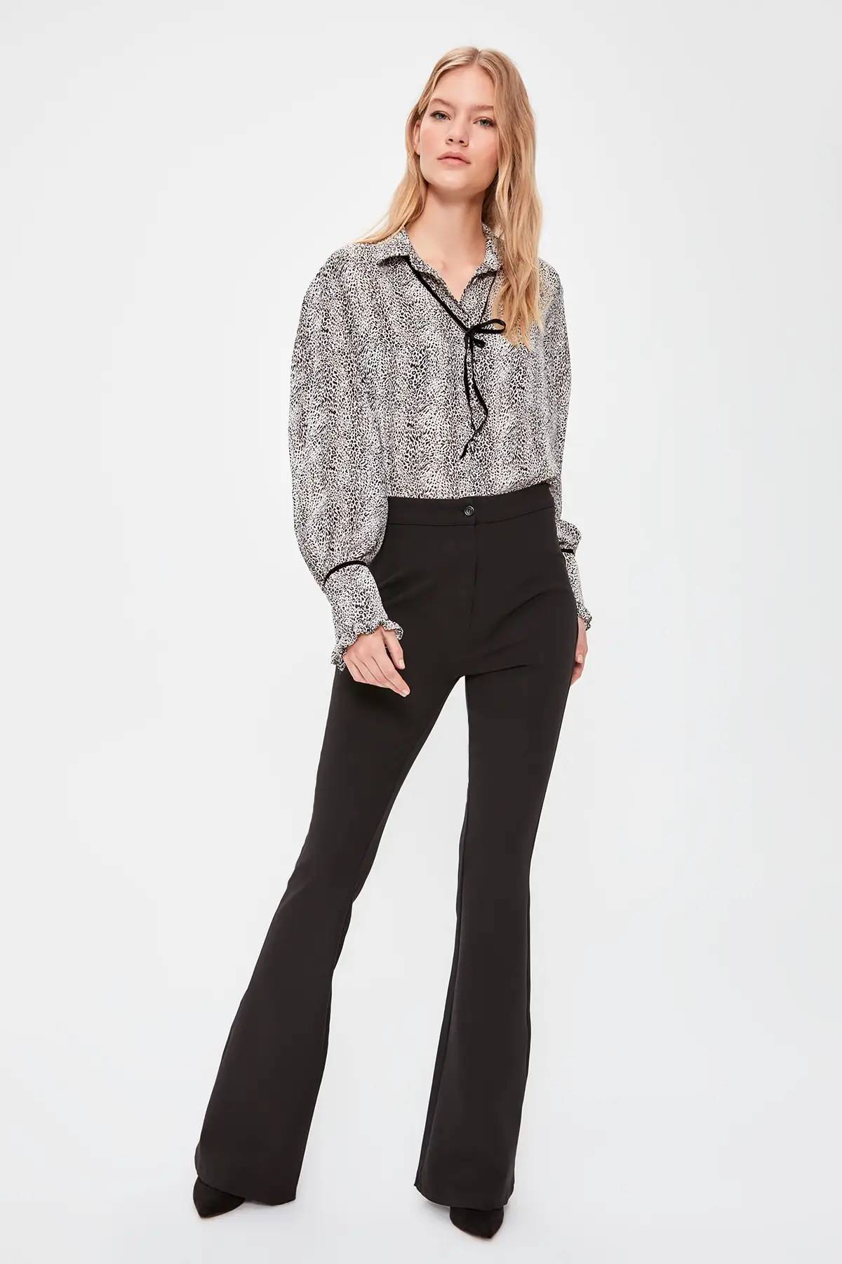 Trendyol испанские расклешенные брюки TWOAW20PL0576