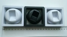 Estuche de exhibición flotante de plástico suspendido, caja de soporte de 7x7x2cm, para pendientes, monedas, gemas, anillo, almacenamiento de joyas, membrana de Mascota, color blanco y negro