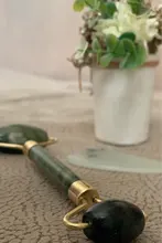 Gua Sha-Rodillo verde 2 en 1, conjunto de herramientas, masajeador, rascador de Jade Natural, con piedras para cara, cuello y espalda, 2 uds.