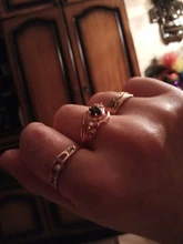 Huitan-Anillo de bruja para mujer, piedra negra única, ajuste giratorio, Diseño de banda, Color oro rosa, anillos de dedo de compromiso para mujer, venta al por mayor