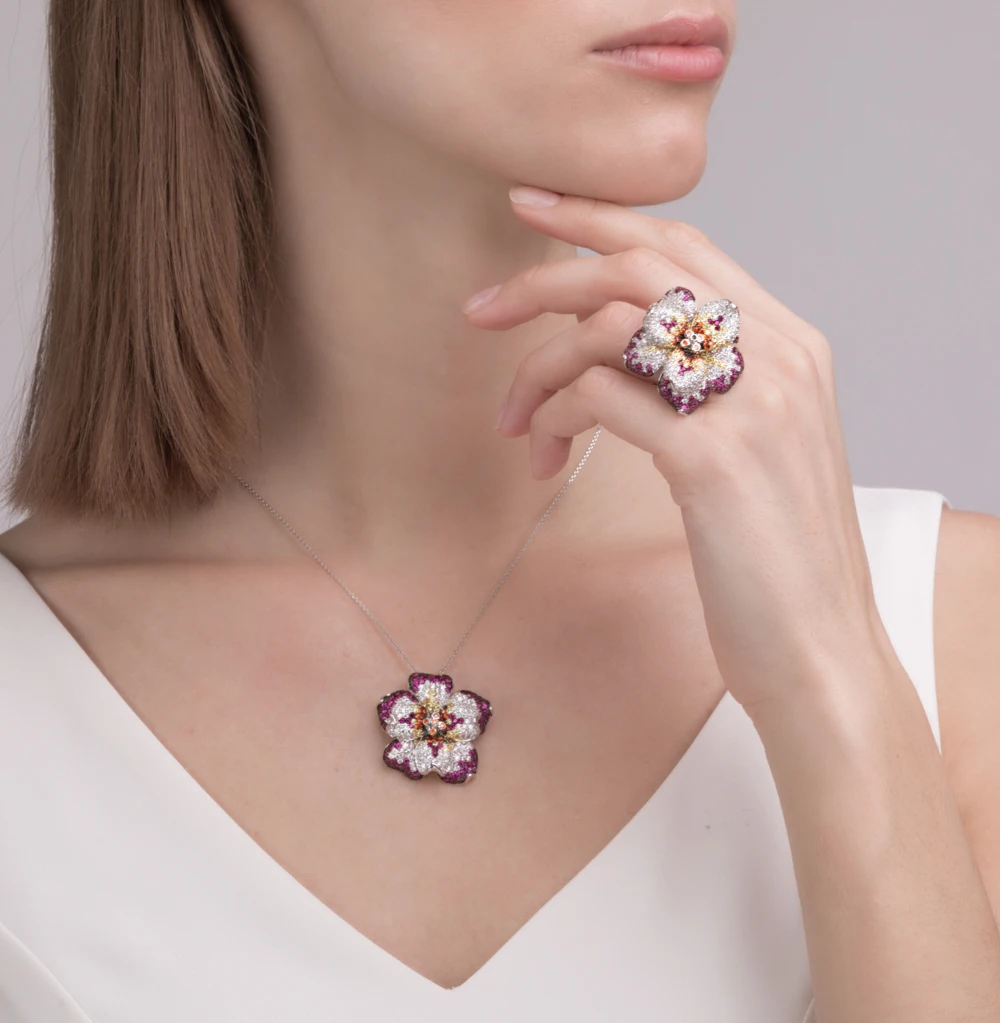 Серебряное кольцо с корундом и фианитами SUNLIGHT проба 925