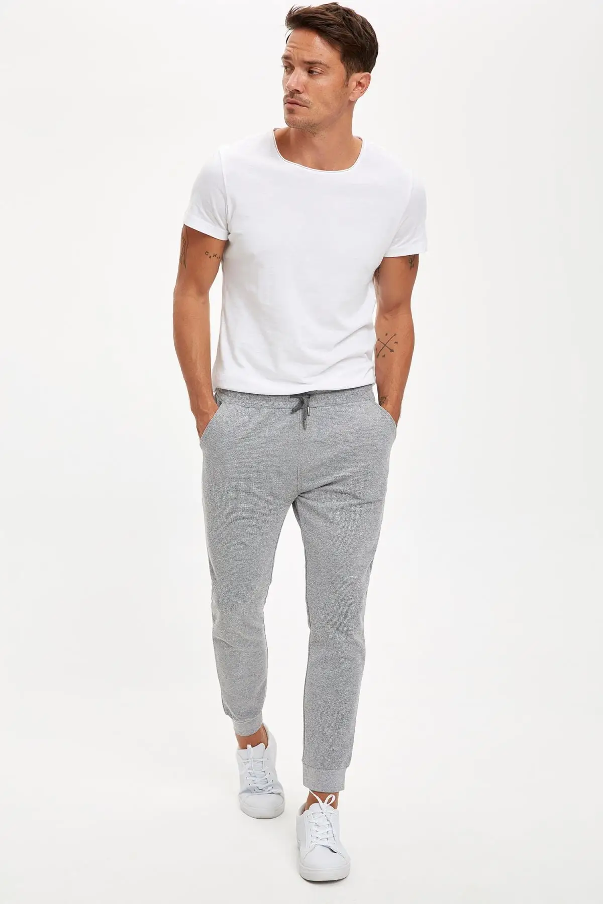 What To Wear With Grey Joggers Men 