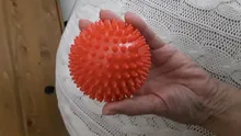Bola de masaje con pinchos para manos y pies, masajeador de tensión para aliviar el dolor corporal, punto gatillo, cuidado de la salud, juguete deportivo de Color aleatorio, 9cm