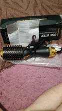 Cepillo que seca y volumiza el pelo de un solo paso, el cepillo produce aire caliente y puede alisar y arizar el pelo