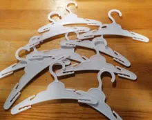 Muñeca de 10 unids/lote muñecas percha blanco rosa perchas de plástico americano recién nacido bebé accesorios 18 pulgadas muñeca